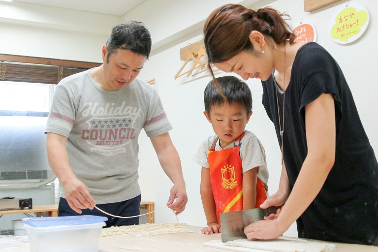 やっぱり、家族みんなでつくるのが楽しいよね！ 手打ちうどん作り体験教室 2017年6月 20170708-2.jpg – イリコスキー製麺所
