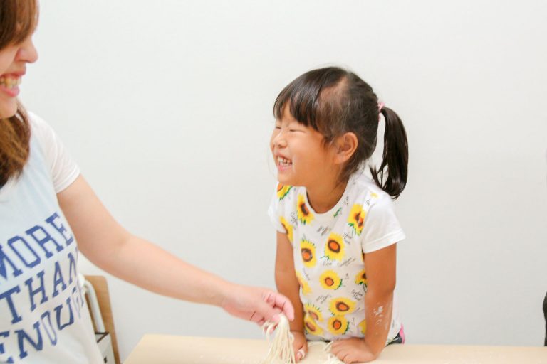 やっぱり、家族みんなでつくるのが楽しいよね！ 手打ちうどん作り体験教室 2017年6月 20170709-1.jpg – イリコスキー製麺所