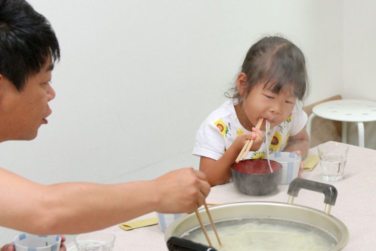やっぱり、家族みんなでつくるのが楽しいよね！ 手打ちうどん作り体験教室 2017年6月 20170709-3.jpg – イリコスキー製麺所