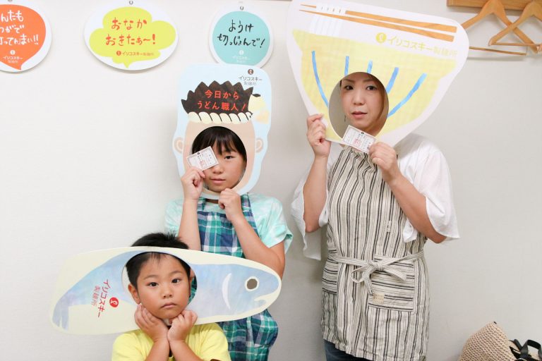 やっぱり、家族みんなでつくるのが楽しいよね！ 手打ちうどん作り体験教室 2017年6月 20170709-5.jpg – イリコスキー製麺所