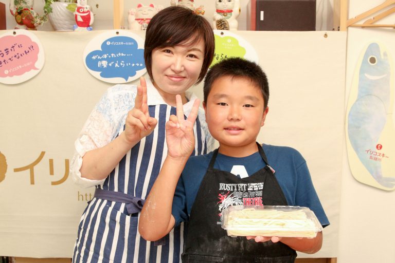 やっぱり、家族みんなでつくるのが楽しいよね！ 手打ちうどん作り体験教室 2017年6月 20170716-12.jpg – イリコスキー製麺所