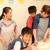 この暑さは、もう夏休みでいいんじゃない？ 手打ちうどん作り体験教室 2017年7月 20170716-2.jpg – イリコスキー製麺所