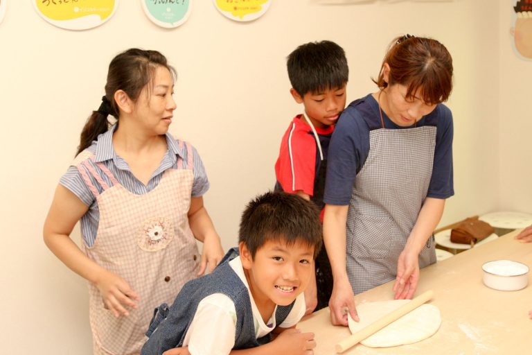 やっぱり、家族みんなでつくるのが楽しいよね！ 手打ちうどん作り体験教室 2017年6月 20170716-2.jpg – イリコスキー製麺所