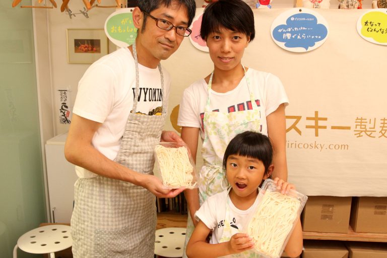やっぱり、家族みんなでつくるのが楽しいよね！ 手打ちうどん作り体験教室 2017年6月 20170716-3.jpg – イリコスキー製麺所