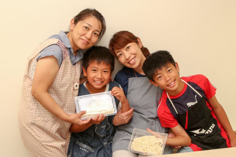 やっぱり、家族みんなでつくるのが楽しいよね！ 手打ちうどん作り体験教室 2017年6月 20170716-4.jpg – イリコスキー製麺所