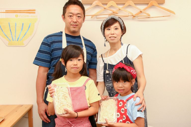 やっぱり、家族みんなでつくるのが楽しいよね！ 手打ちうどん作り体験教室 2017年6月 20170716-8.jpg – イリコスキー製麺所
