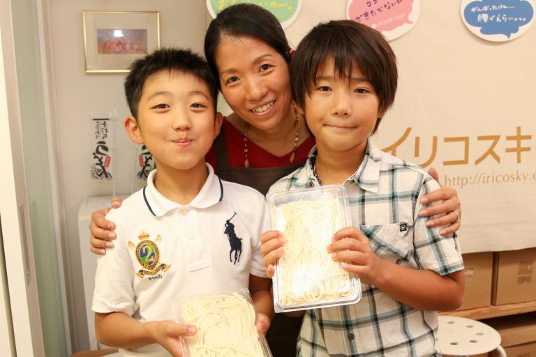 やっぱり、家族みんなでつくるのが楽しいよね！ 手打ちうどん作り体験教室 2017年6月 20170716-9.jpg – イリコスキー製麺所