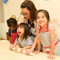 食べやすいように小さくしてるんだよ～ 手打ちうどん作り体験教室 2017年7月 20170721-2.jpg – イリコスキー製麺所