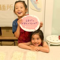 食べやすいように小さくしてるんだよ～ 手打ちうどん作り体験教室 2017年7月 20170721-4.jpg – イリコスキー製麺所