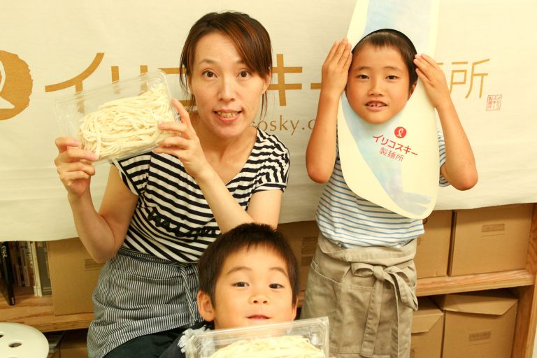 食べやすいように小さくしてるんだよ～ 手打ちうどん作り体験教室 2017年7月 20170723-2.jpg – イリコスキー製麺所
