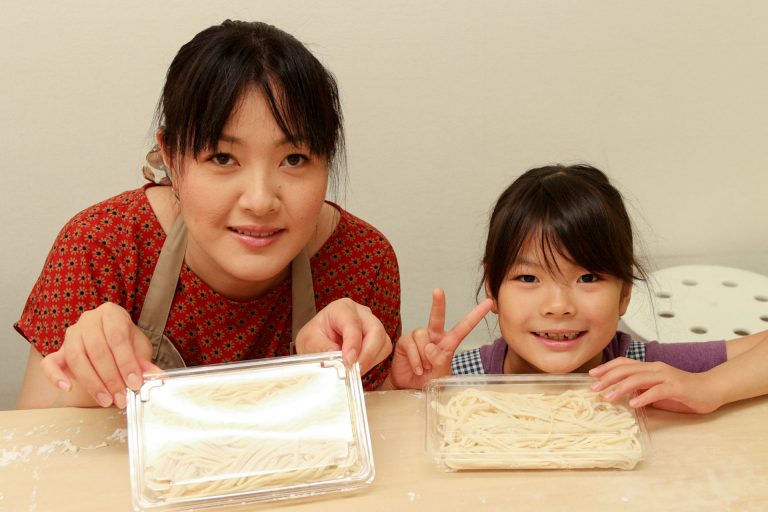 食べやすいように小さくしてるんだよ～ 手打ちうどん作り体験教室 2017年7月 20170723-3.jpg – イリコスキー製麺所