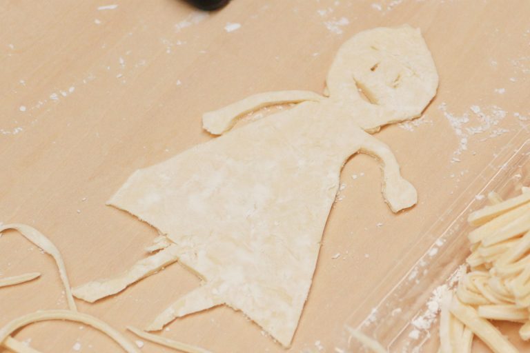 食べやすいように小さくしてるんだよ～ 手打ちうどん作り体験教室 2017年7月 20170723-4.jpg – イリコスキー製麺所