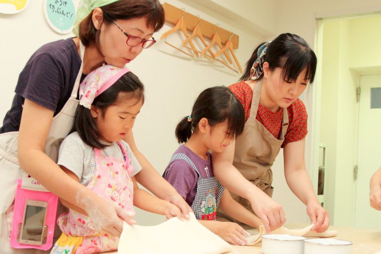 食べやすいように小さくしてるんだよ～ 手打ちうどん作り体験教室 2017年7月 20170723-7.jpg – イリコスキー製麺所