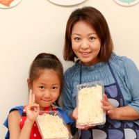 生地を踏むお父さんに抱っこされて 手打ちうどん作り体験教室 2017年7月 20170724-3.jpg – イリコスキー製麺所