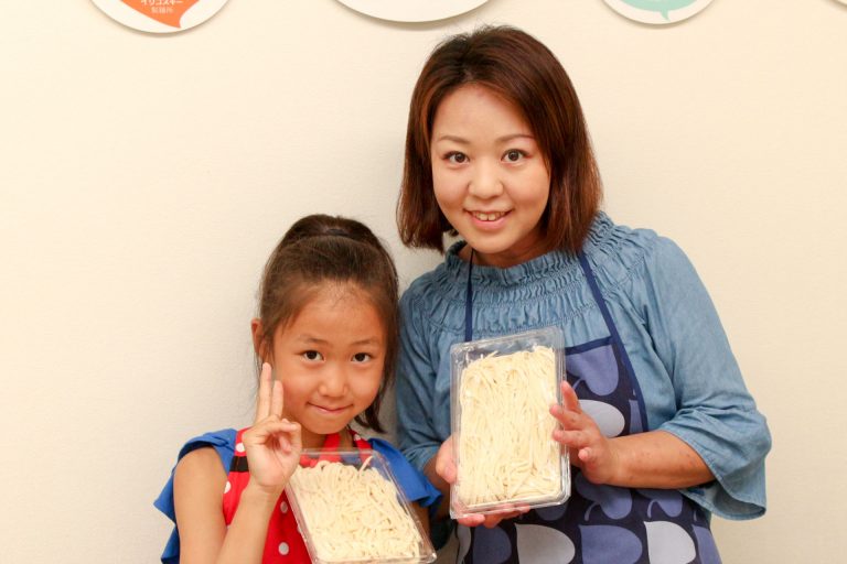 食べやすいように小さくしてるんだよ～ 手打ちうどん作り体験教室 2017年7月 20170724-3.jpg – イリコスキー製麺所