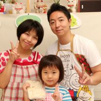 生地を踏むお父さんに抱っこされて 手打ちうどん作り体験教室 2017年7月 20170724-4.jpg – イリコスキー製麺所