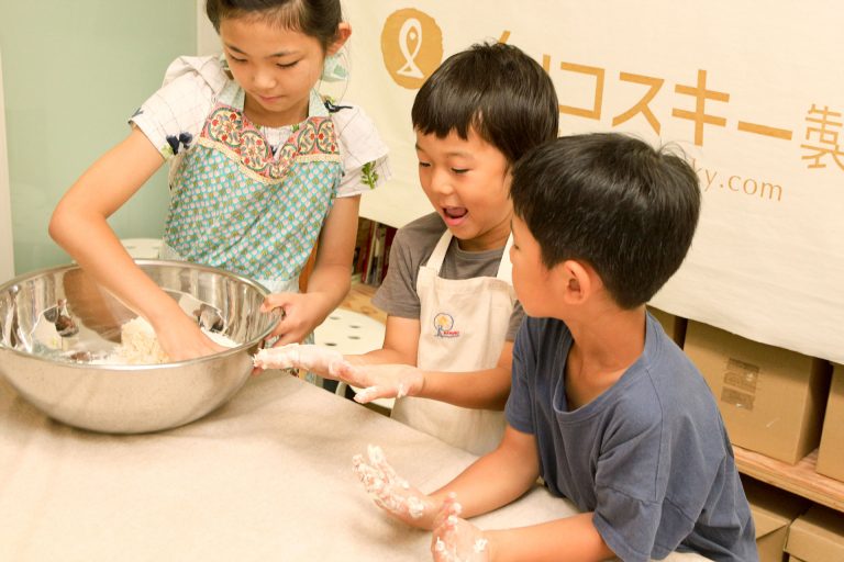 食べやすいように小さくしてるんだよ～ 手打ちうどん作り体験教室 2017年7月 20170725-1.jpg – イリコスキー製麺所
