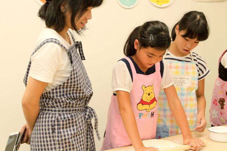 食べやすいように小さくしてるんだよ～ 手打ちうどん作り体験教室 2017年7月 20170725-6.jpg – イリコスキー製麺所