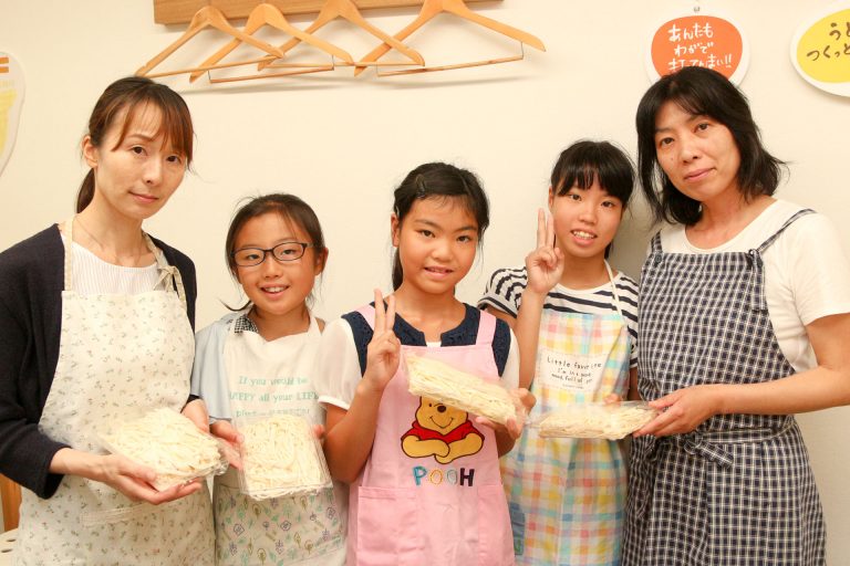 食べやすいように小さくしてるんだよ～ 手打ちうどん作り体験教室 2017年7月 20170725-7.jpg – イリコスキー製麺所