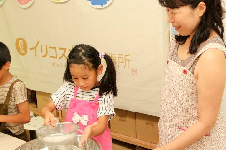 食べやすいように小さくしてるんだよ～ 手打ちうどん作り体験教室 2017年7月 20170727-1.jpg – イリコスキー製麺所