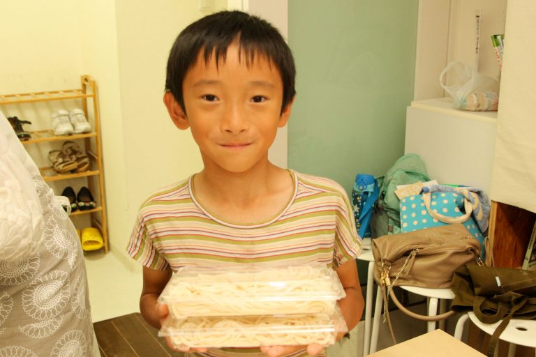 食べやすいように小さくしてるんだよ～ 手打ちうどん作り体験教室 2017年7月 20170727-6.jpg – イリコスキー製麺所