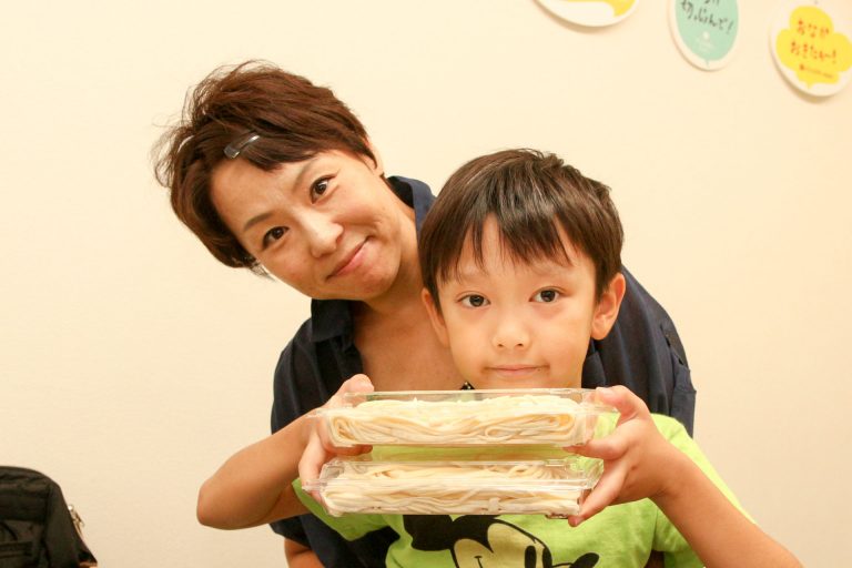 食べやすいように小さくしてるんだよ～ 手打ちうどん作り体験教室 2017年7月 20170727-7.jpg – イリコスキー製麺所