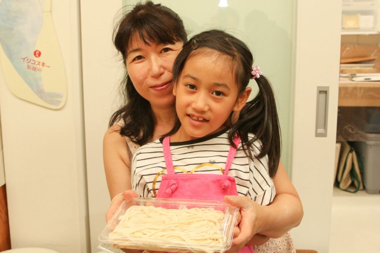 食べやすいように小さくしてるんだよ～ 手打ちうどん作り体験教室 2017年7月 20170727-8.jpg – イリコスキー製麺所