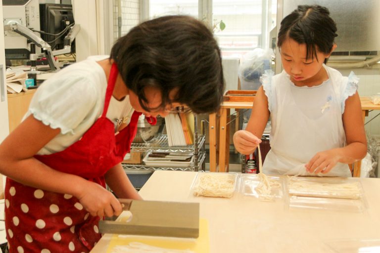 食べやすいように小さくしてるんだよ～ 手打ちうどん作り体験教室 2017年7月 20170728-2.jpg – イリコスキー製麺所