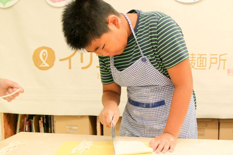 食べやすいように小さくしてるんだよ～ 手打ちうどん作り体験教室 2017年7月 20170728-3.jpg – イリコスキー製麺所