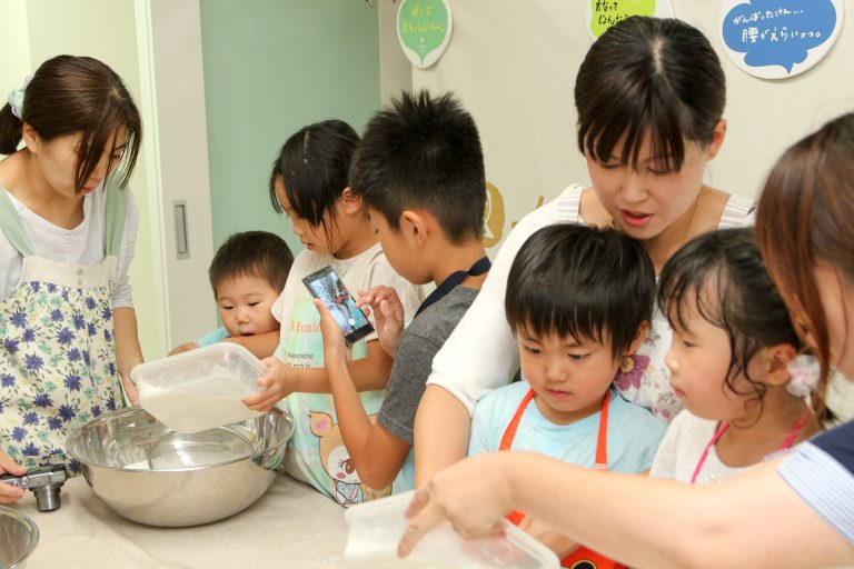 食べやすいように小さくしてるんだよ～ 手打ちうどん作り体験教室 2017年7月 20170729-3.jpg – イリコスキー製麺所
