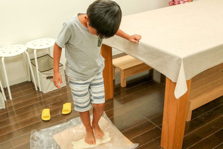 食べやすいように小さくしてるんだよ～ 手打ちうどん作り体験教室 2017年7月 20170729-5.jpg – イリコスキー製麺所