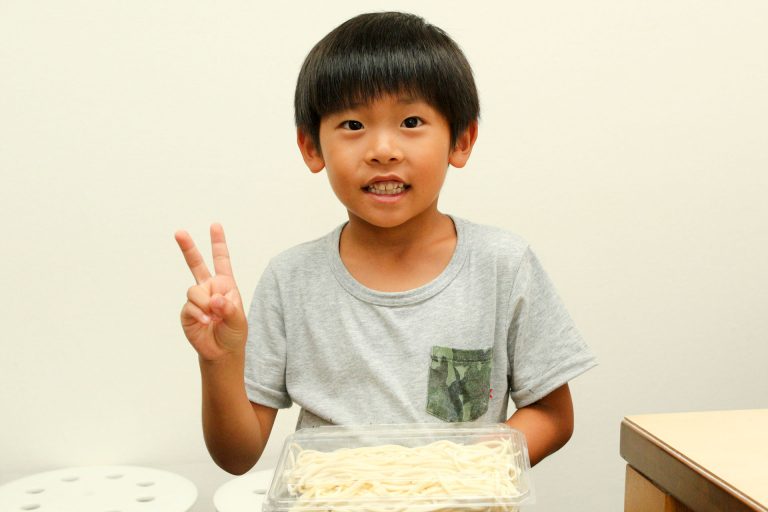 食べやすいように小さくしてるんだよ～ 手打ちうどん作り体験教室 2017年7月 20170729-6.jpg – イリコスキー製麺所