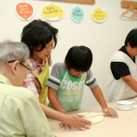 おじいちゃんも楽しんでます 手打ちうどん作り体験教室 2017年7月 20170730-1.jpg – イリコスキー製麺所