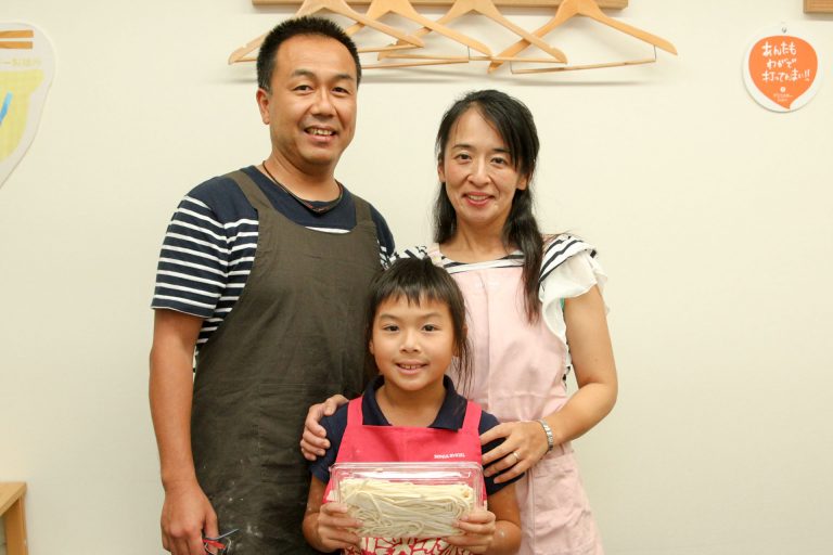 食べやすいように小さくしてるんだよ～ 手打ちうどん作り体験教室 2017年7月 20170730-10.jpg – イリコスキー製麺所