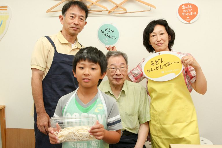 食べやすいように小さくしてるんだよ～ 手打ちうどん作り体験教室 2017年7月 20170730-2.jpg – イリコスキー製麺所