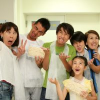 皆さんお揃いで変顔、たのしいです 手打ちうどん作り体験教室 2017年7月 20170730-9.jpg – イリコスキー製麺所