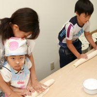 カメラ目線はええから伸ばしてや～～ｗ 手打ちうどん作り体験教室 2017年8月 20170802-2.jpg – イリコスキー製麺所