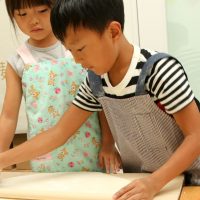 二人で力合わせて大きく伸びました 手打ちうどん作り体験教室 2017年8月 20170802-3.jpg – イリコスキー製麺所