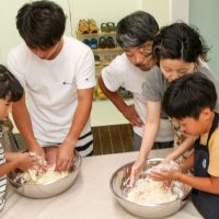 今日は静かにうどん作りワークショップを楽しむみなさま 手打ちうどん作り体験教室 2017年8月 20170803-2.jpg – イリコスキー製麺所