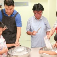 小麦粉こぼしても気にしない！ 手打ちうどん作り体験教室 2017年8月 20170805-2.jpg – イリコスキー製麺所