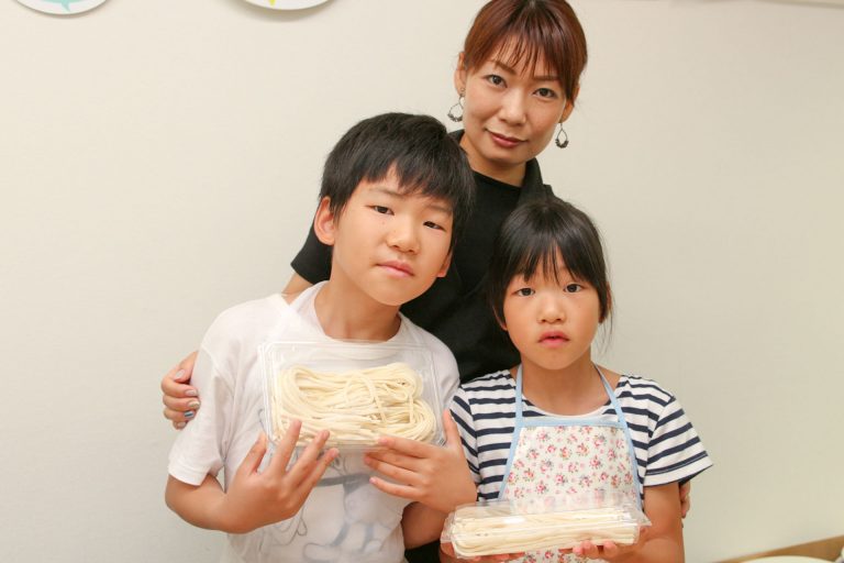 いつの間にそんなに真っ白に？ 手打ちうどん作り体験教室 2017年8月 20170811-3.jpg – イリコスキー製麺所