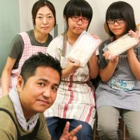 お父さん・お母さんの方が楽しんでるかも!? 手打ちうどん作り体験教室 2017年8月 20170812-10.jpg – イリコスキー製麺所