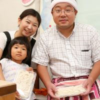 お父さん・お母さんの方が楽しんでるかも!? 手打ちうどん作り体験教室 2017年8月 20170812-11.jpg – イリコスキー製麺所