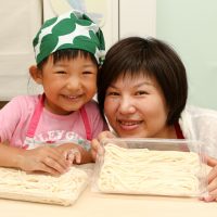 お父さん・お母さんの方が楽しんでるかも!? 手打ちうどん作り体験教室 2017年8月 20170812-18.jpg – イリコスキー製麺所