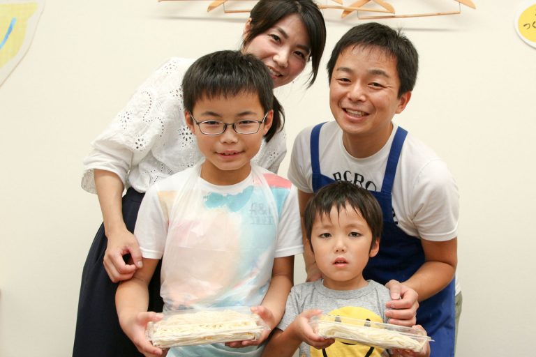 いつの間にそんなに真っ白に？ 手打ちうどん作り体験教室 2017年8月 20170812-4.jpg – イリコスキー製麺所