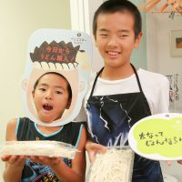 お父さん・お母さんの方が楽しんでるかも!? 手打ちうどん作り体験教室 2017年8月 20170812-5.jpg – イリコスキー製麺所