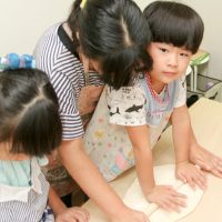 お父さん・お母さんの方が楽しんでるかも!? 手打ちうどん作り体験教室 2017年8月 20170812-8.jpg – イリコスキー製麺所