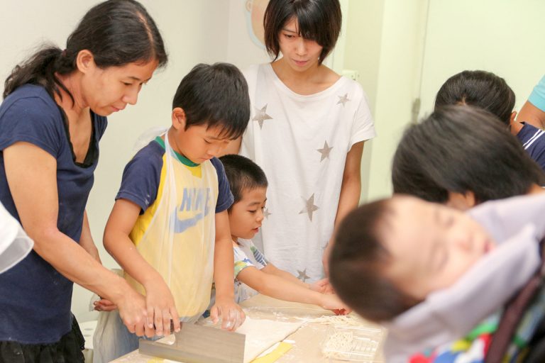 いつの間にそんなに真っ白に？ 手打ちうどん作り体験教室 2017年8月 20170813-3.jpg – イリコスキー製麺所