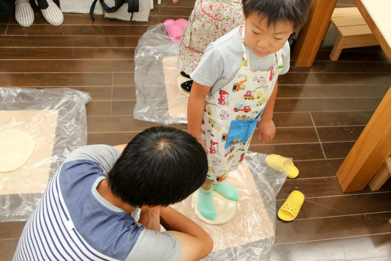 いつの間にそんなに真っ白に？ 手打ちうどん作り体験教室 2017年8月 20170814-5.jpg – イリコスキー製麺所