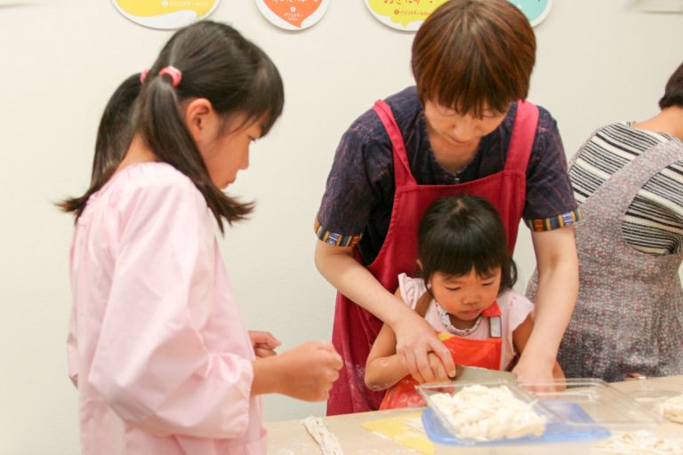いつの間にそんなに真っ白に？ 手打ちうどん作り体験教室 2017年8月 20170815-3.jpg – イリコスキー製麺所